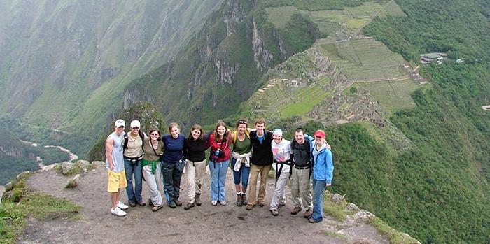 365英国上市官网 Students in Peru